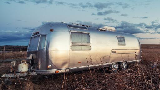  <p>Млад мъж преобрази <strong>стара каравана</strong> в дребен дом</p> 