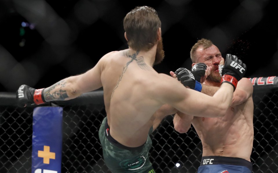 Американският боец Доналд Серони е бил откаран в болница след