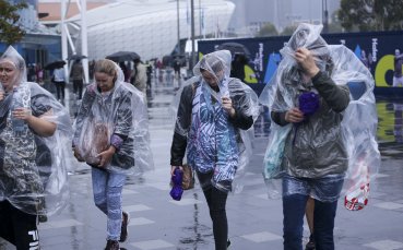 Мачовете на външните кортове в Мелбърн бяха отложени заради поройни