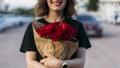 жена усмивка цветя рози букет