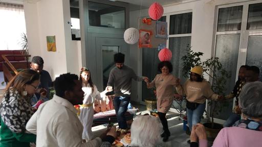  Доброволци танцуват хоро с възрастните 