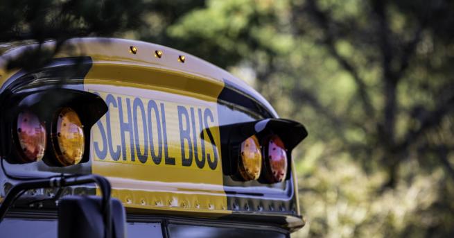 Свят Две деца загинаха при тежка катастрофа с училищен автобус