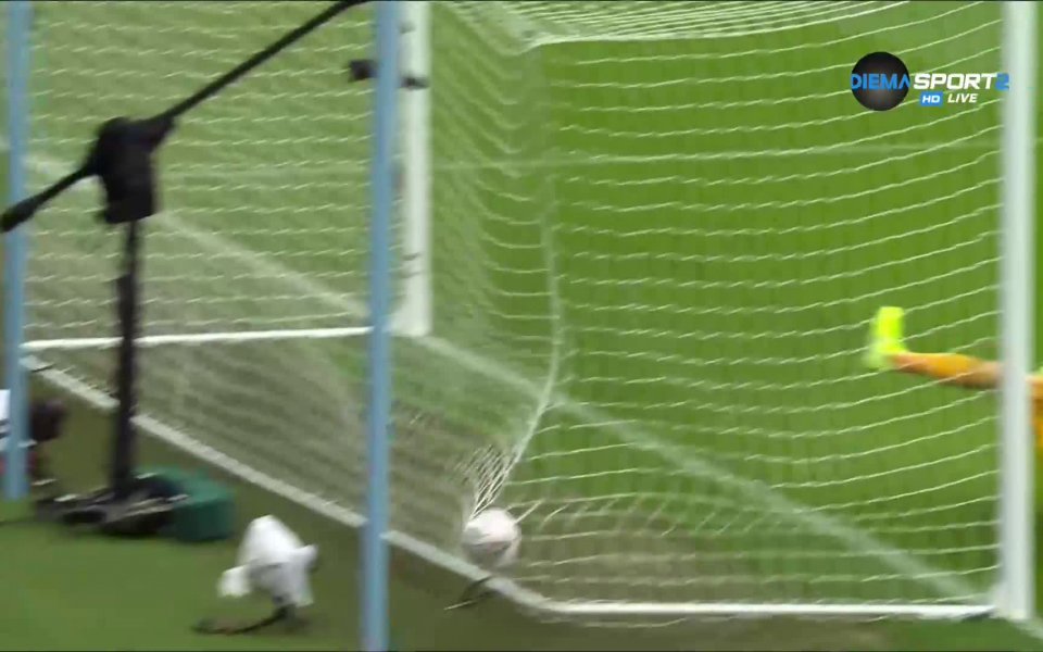 След само 6 минути игра гостите останаха с човек по-малко,