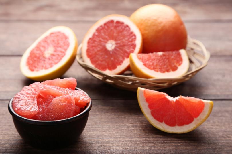 <p><strong>Грейпфрут</strong></p>

<p>Освен че е чудесен източник на витамини и минерали, той е известен със способността си да подпомага отслабването и намалява инсулиновата резистентност. Също така е доказано, че яденето на грейпфрут намалява нивата на холестерола и помага за предотвратяване на камъни в бъбреците.</p>