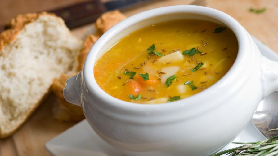 Вълшебната пилешка супа: Как ни помага, когато сме болни