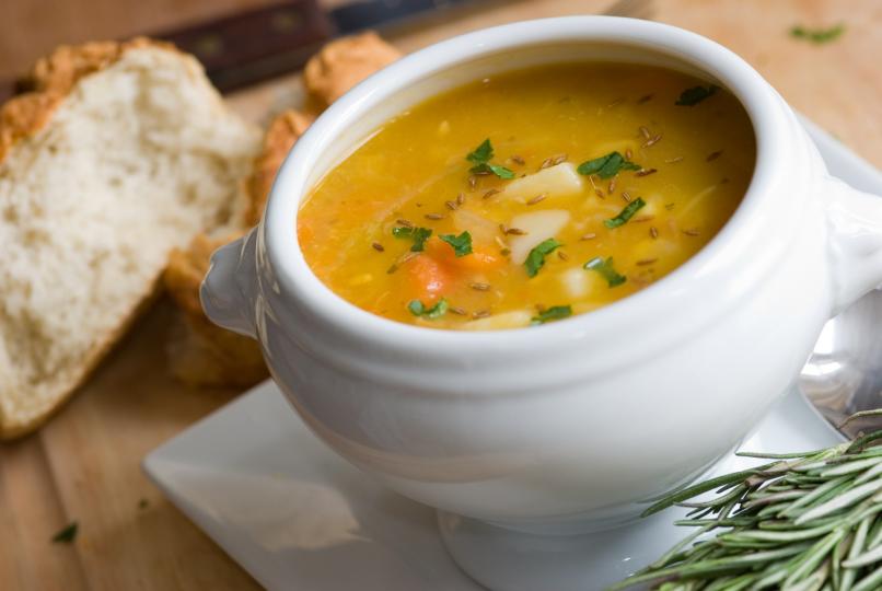 <p>Освен че е успокояваща, <strong>пилешката супа</strong> може да е от полза при респираторна инфекция. <strong>Джинджифилът</strong> помага при гадене и е подходящ за добавяне съм вашия чай или супа от моркови.</p>