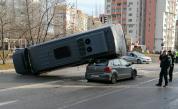 Зрелищна злополука, бус смаза кола в София 