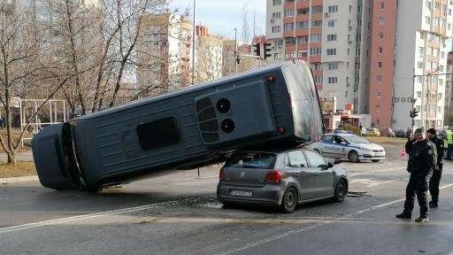  Зрелищна злополука, бус смаза кола в София 