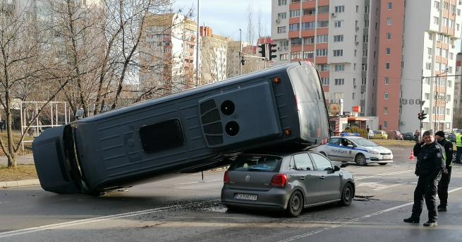 България Зрелищна катастрофа бус смаза кола в София Микробусът се