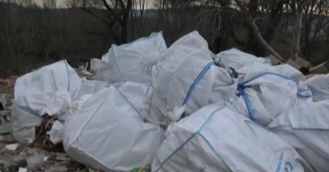 България Откриха тонове вносни отпадъци в коритото на река Чая