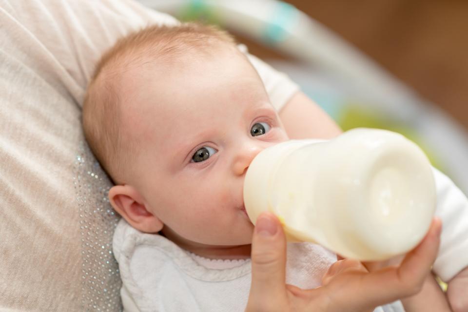бебе хранене бутилка мляко