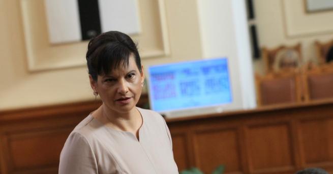България Дариткова Радев се опитва да предизвика политическа криза Не