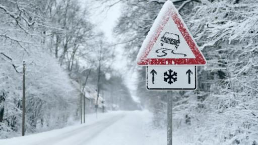  <p>Сняг скова страната, кои <strong>пътища</strong> са <strong>затворени</strong></p> 