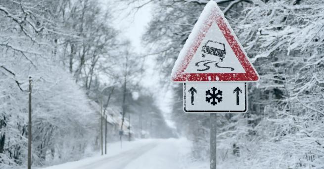 България Сняг скова страната кои пътища са затворени Ограничено е