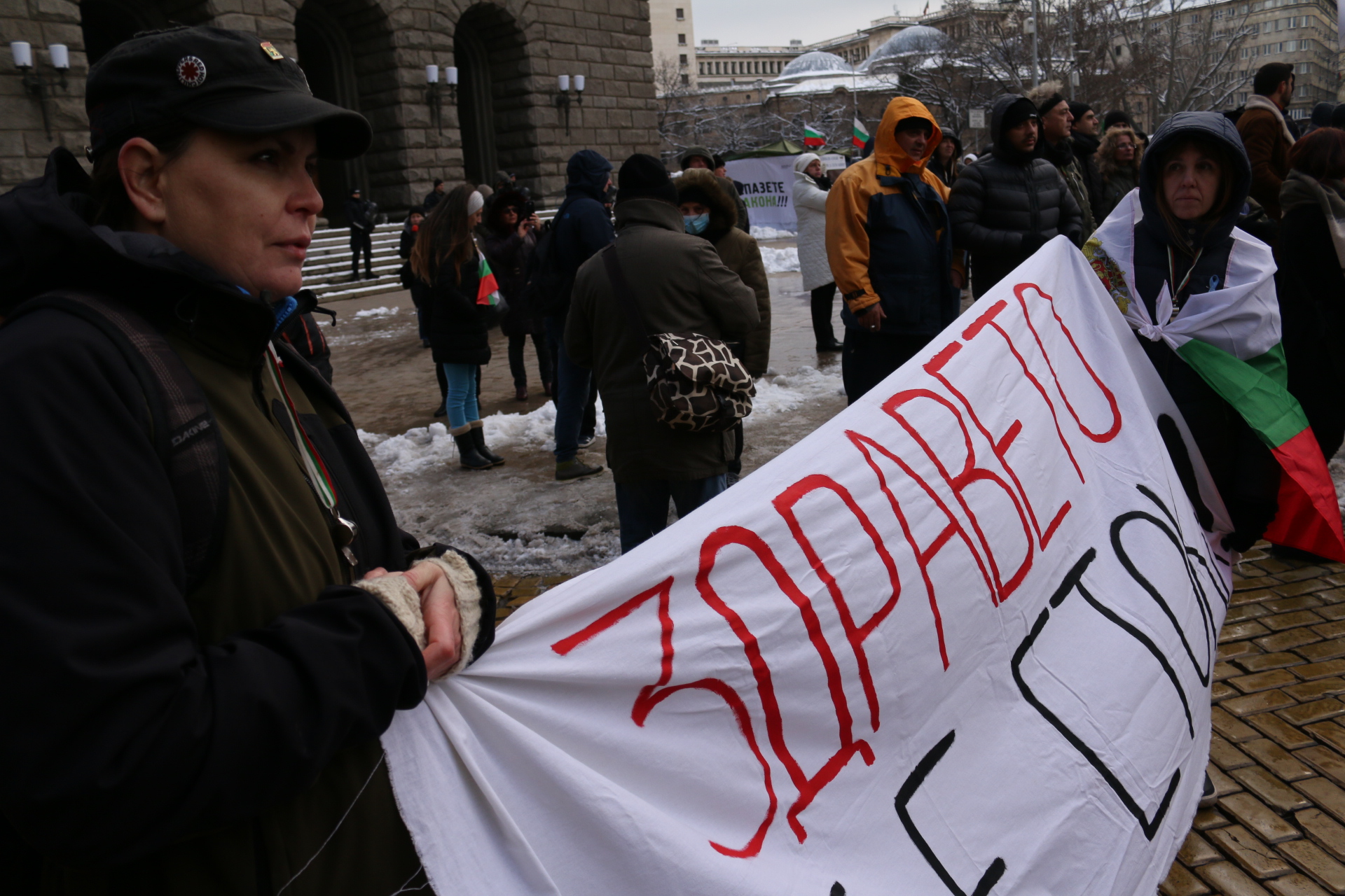 Лидерът на движението Костадин Костадинов заяви, че недоволните са се събрали да изразят недоволството срещу управляващите, които "отровили въздуха, откраднаха водите, продадоха златото и изгониха бъдещето на България".