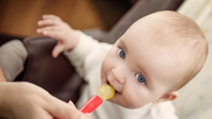 Как да храним бебе на 6 месеца. И първи стъпки в захранването