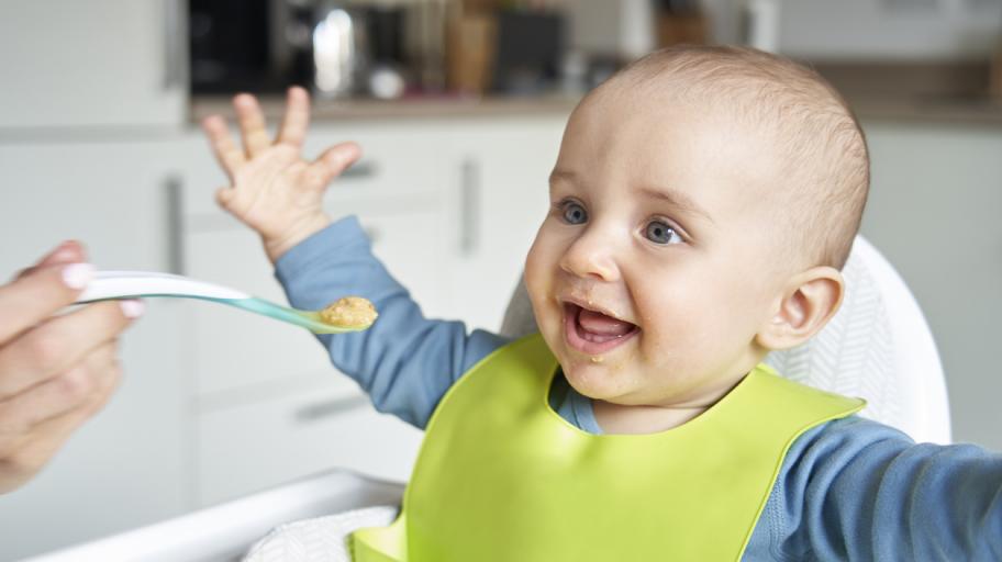 Как да храним бебе на 8 месеца - кърмене и твърда храна