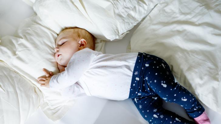 Колко спи бебето на 8 месеца