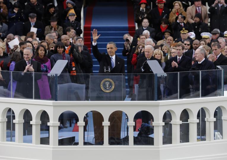 Президентът Барак Обама поздравява събралите се