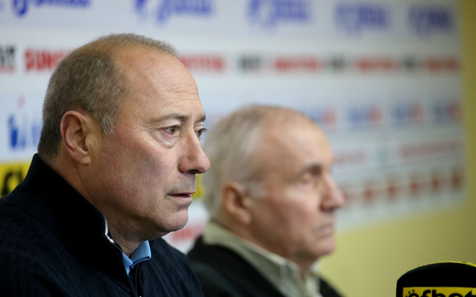 "Заставам зад Наско Сираков, той трябва да получи акциите на