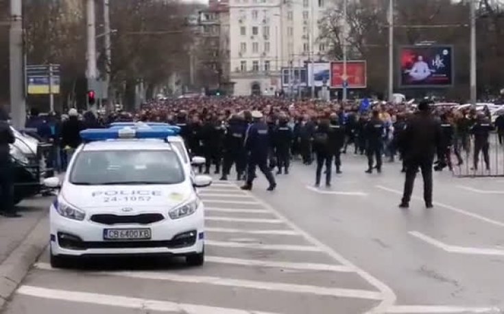 Синьото шествие акостира на 