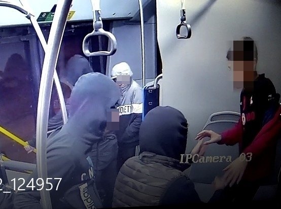Хулиганите нападнали момче в градския транспорт1