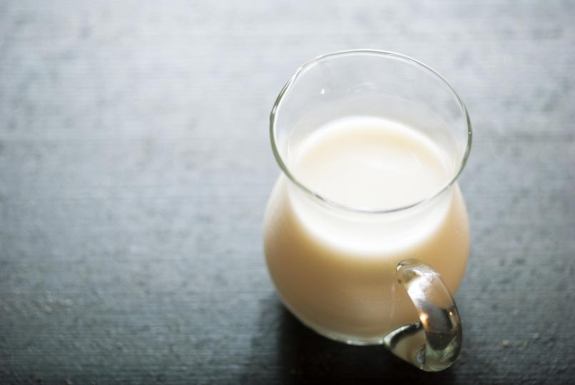 <p><strong>Краве мляко</strong></p>

<p>Прясното краве мляко е една от най-консумираните напитки в световен мащаб. То е перфектният източник на множество полезни вещества, в това число и витамин D. Най-добрият вариант е млякото с висока масленост, защото концентрацията на витамини D, А, К и Е в него е доста висока. Добавяйте го към различни напитки, ако не обичате да го пиете директно.</p>