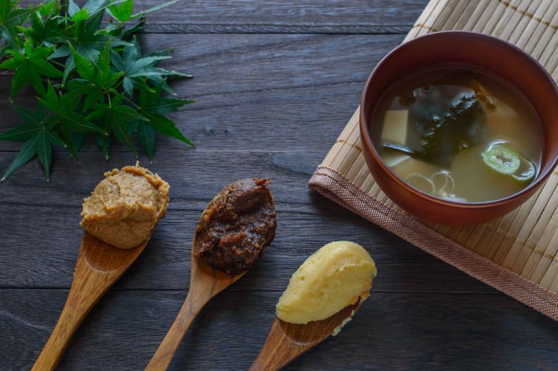 <p><strong>Мисо</strong></p>

<p>Мисо е ферментирала соева паста и популярна японска подправка. Мисо е добър източник на протеини и фибри. Освен това е богато на различни витамини, минерали и растителни съединения, включително витамин К, манган и мед.</p>