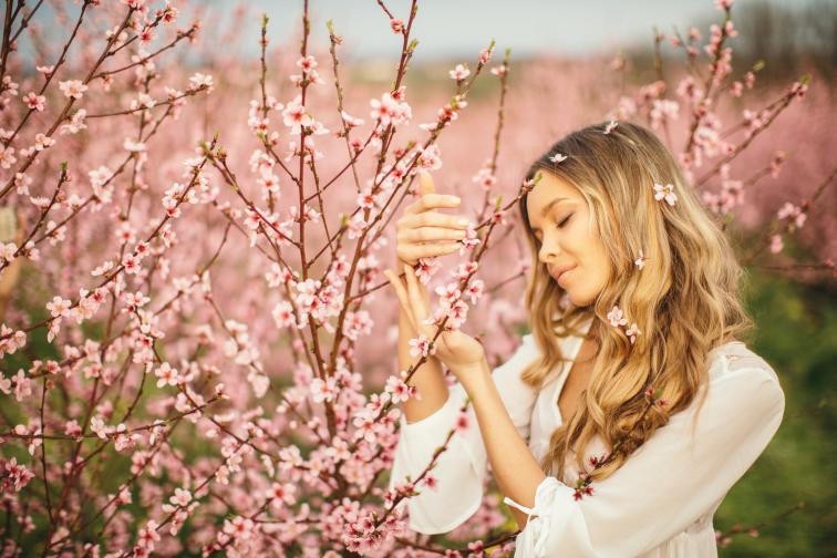  жена пролет цветя дръвчета 