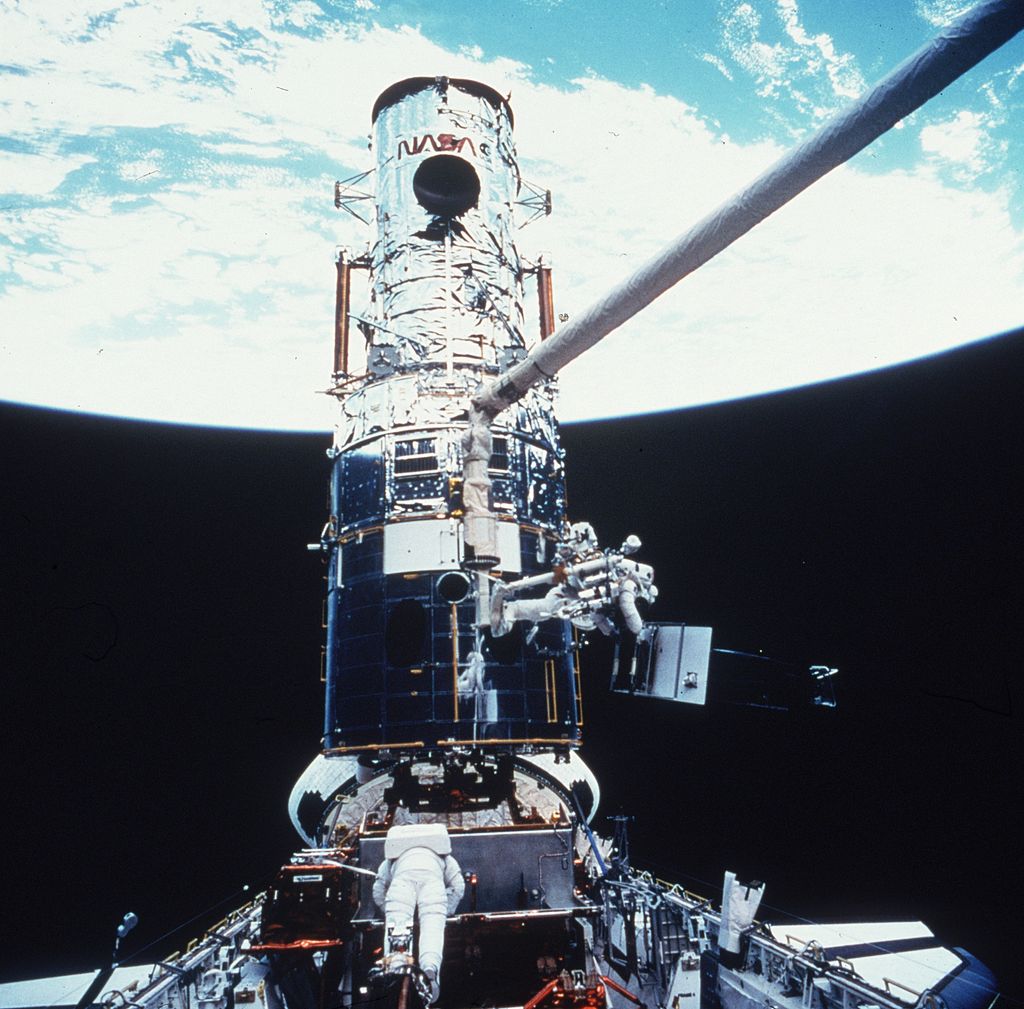 <p><strong>&bdquo;Хъбъл&rdquo; и Нанси Грейс Роман</strong></p>

<p>Нанси Грейс Роман е една от първите жени, които заемат ръководни постове в НАСА. До голяма степен тя е &bdquo;виновникът&rdquo; за осъществяването на проекта с космическия телескоп &bdquo;Хъбъл&rdquo;.</p>