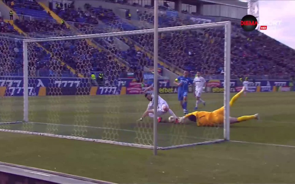 В 56-ата минута "белите" отново поведоха чрез Ивайло Димитров. Галин