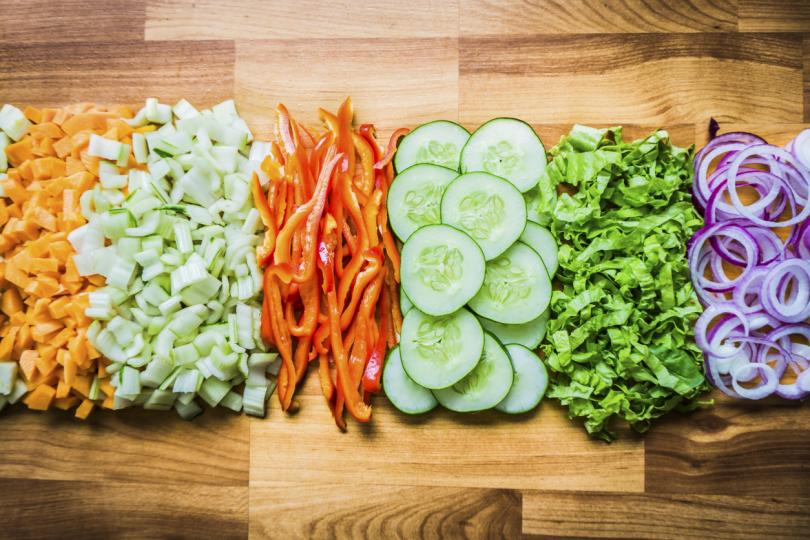 <p>Зеленчуци - Изберете зеленчуци, който са минали термична обработка. По този начин много от фибрите им се усвояват много по добре от тялото ви. Изберете такива, каквито обичате - на пара, варени или задушени на бавен огън. Тяхната задача за вечерта е да изчистят тялото от токсини.</p>