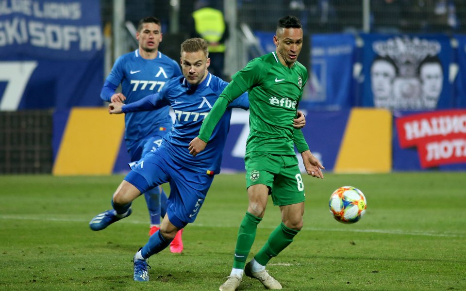 Централният защитник на Левски Холмар Ейолфсон стана баща за втори