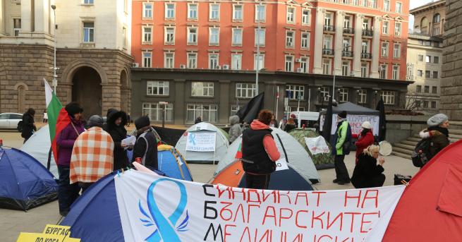 България Медицински сестри се барикадираха в парламента Те прекараха нощта