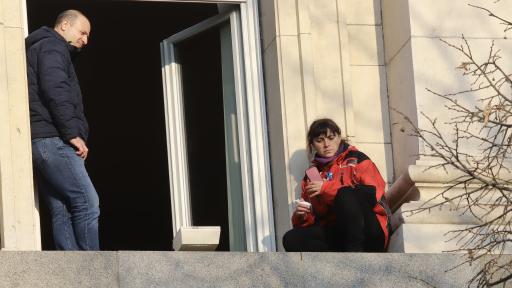  <p>Медицинска сестра на перваза на прозорец в Народно събрание, шефът на НСО до нея</p> 