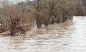  Придошла река блокира основен път към Мелник 