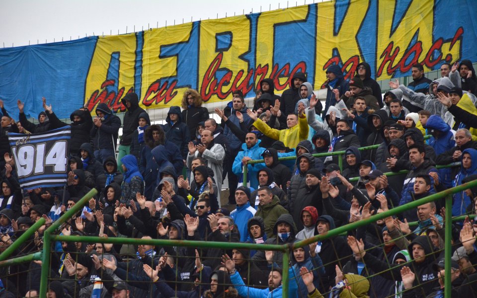 Феновете на Левски и Локомотив София трогнаха цяла България с дарение