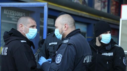  <p>Блокираха Илиянци, служители на реда с маски против коронавирус</p> 