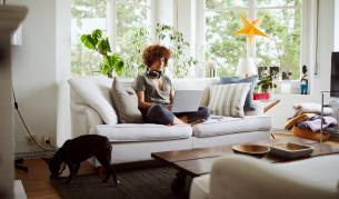 <p>COVID-19: Как да сме по-щастливи, работейки от вкъщи</p>