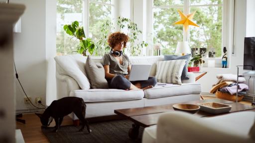  <p>Работа от у дома &ndash; ето кои са заканите за здравето</p> 