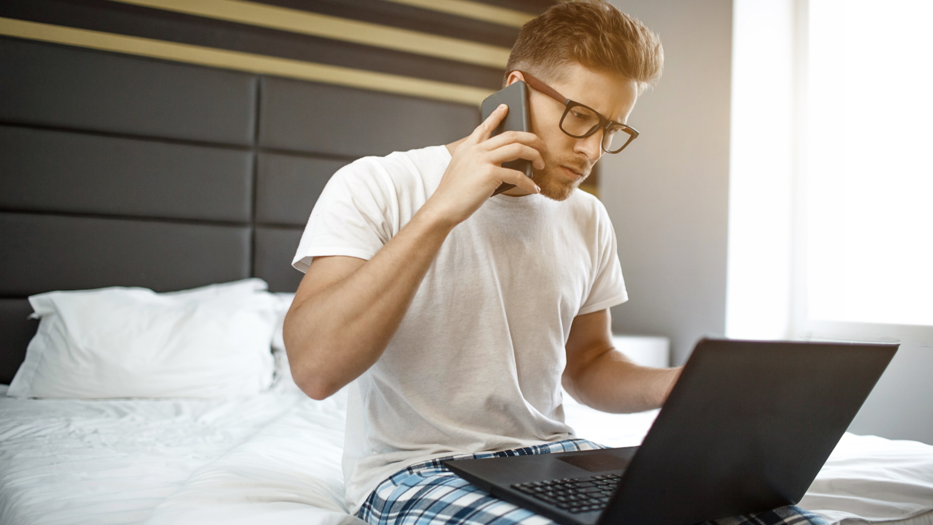 <p><strong>Хвърляне направо в работа</strong></p>

<p>Ако работите от дома и взимате лаптопа си още в леглото, вероятно започвате деня си в състояние на стрес, което значително понижава енергийните ви нива. Оставането в леглото малко по-дълго дава кратко усещане за комфорт.</p>