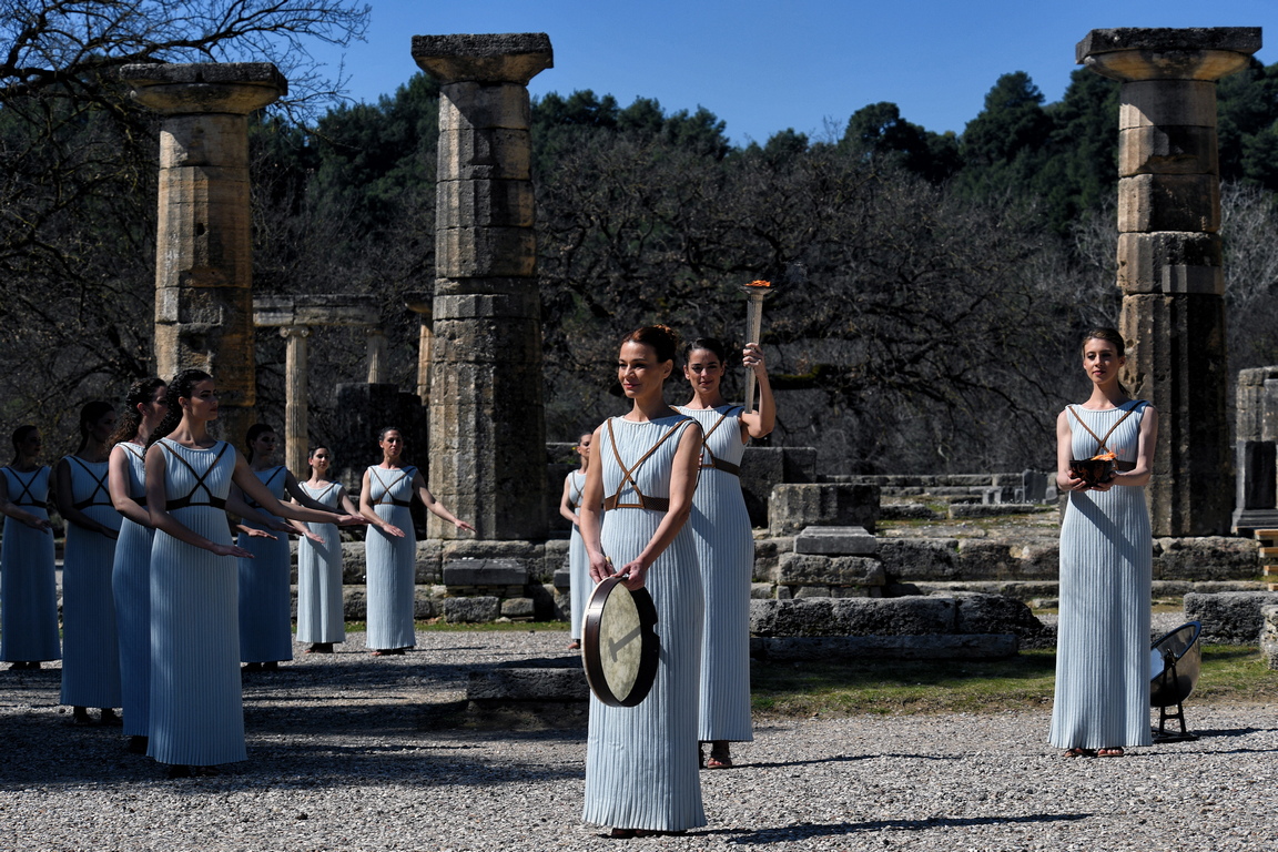 <p>Актриса, облечена като жител на древна Гърция, запали огъня, използвайки слънчевите лъчи, отразени от огледало.</p>