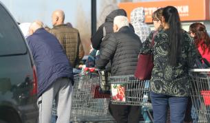 <p>Отново: огромни опашки пред магазините</p>