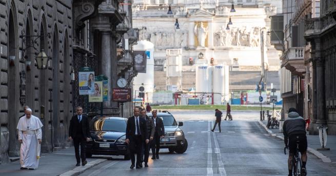 Свят Папа Франциск из пустите улици на Рим Да се