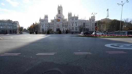  Свикнали да бъдат по улиците, испанците се приспособяват към изолацията 