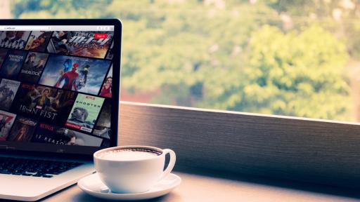  <p><strong>Кои сериали </strong>да гледаме, до момента в който сме&nbsp;<strong>у дома</strong></p> 