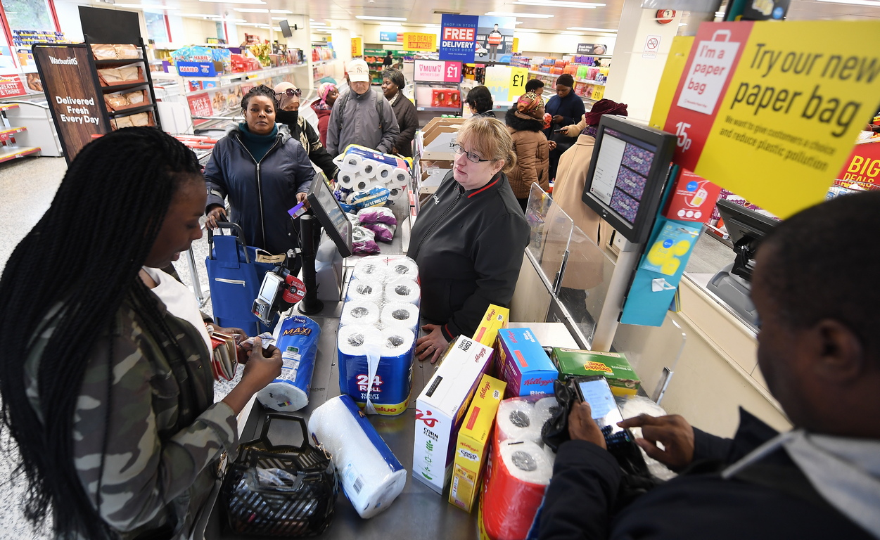 <p>Големите британски вериги супермаркети започнаха да ограничават закупуването на продукти, ползващи се с голямо търсене поради паниката от коронавируса</p>