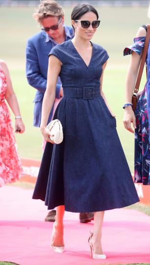 <p>26 юли 2018 г. - В <strong>тъмносиня рокля Carolina Herrera с ретро полъх</strong> херцогинята на Съсекс присъства на мача за Купата по поло на благотворителната организация за военнослужещи Sentebale, съзададена от принц Хари.</p>

<p><u><em><strong><a href="https://www.edna.bg/izvestni/sportna-pobeda-za-princ-hari-otpraznuvana-s-celuvka-4654184">Прочетете повече&nbsp;тук &gt;&gt;&gt;</a></strong></em></u></p>