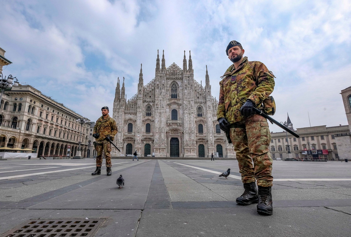 <p>Войниците на италианската армия участват в така наречената &bdquo;Операция Безопасни пътища&ldquo; за да наложи строгото прилагане на карантината срещу епидемията от коронавирус в Милано, Италия</p>