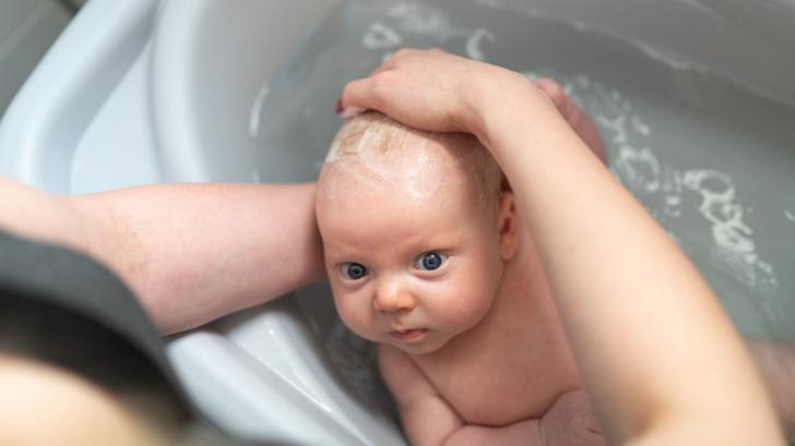 Как да къпем и масажираме бебето през първите няколко месеца